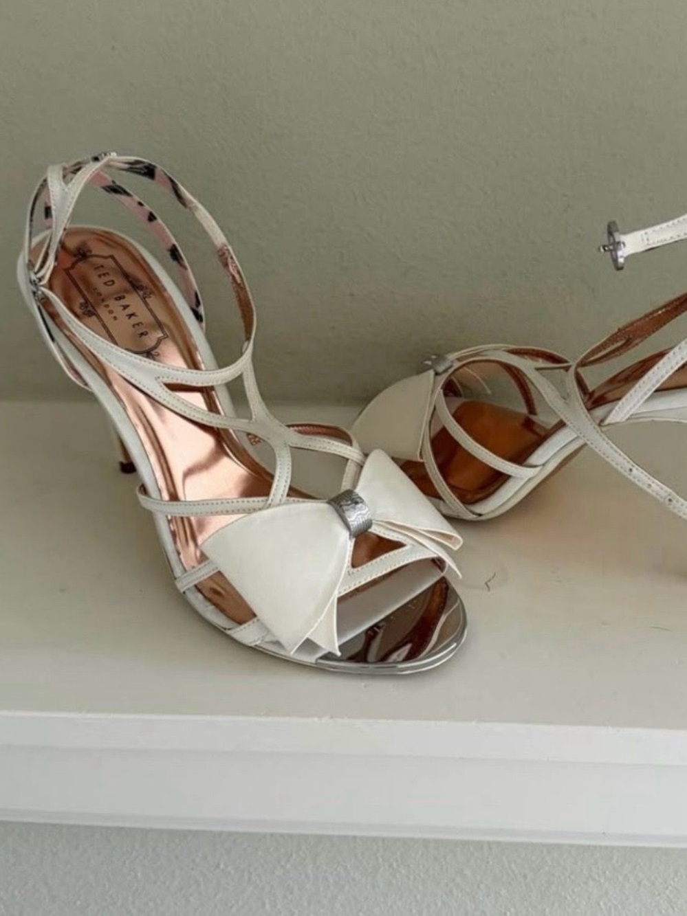 Ted Baker London Arayis White Bow Strappy Heels Sandal Size 9.5